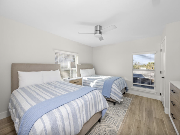 Intimate 4 unit beachfront complex